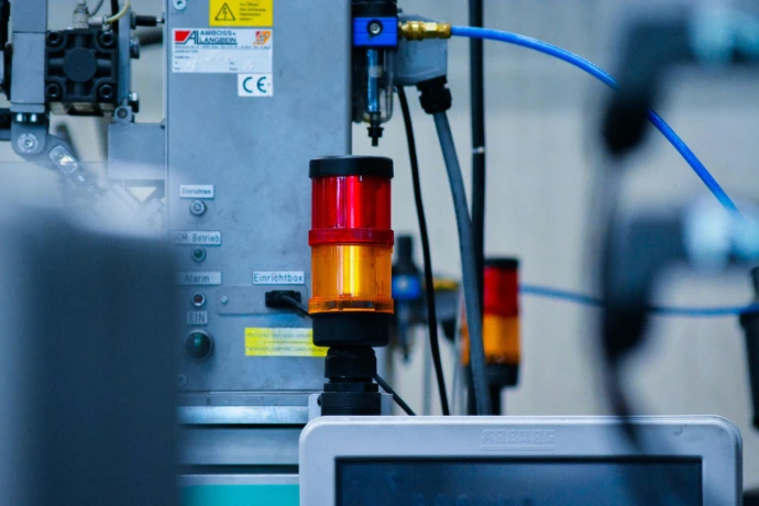 Colonne lumineuse industrielle signalant l’état d’une machine CNC en atelier de production automatisée.