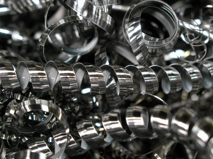 Copeaux métalliques issus d’un usinage CNC, illustrant une opération de tournage en production industrielle.