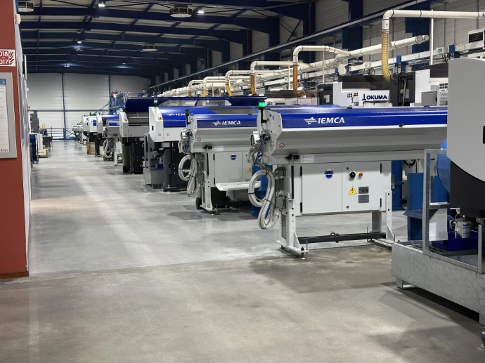 Ligne de production automobile avec machines CNC et chargeurs automatiques en atelier industriel
